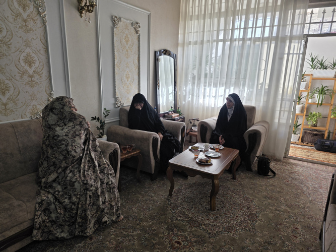 حضور کادر تربیتی دبیرستان در منزل دانش‌آموزان