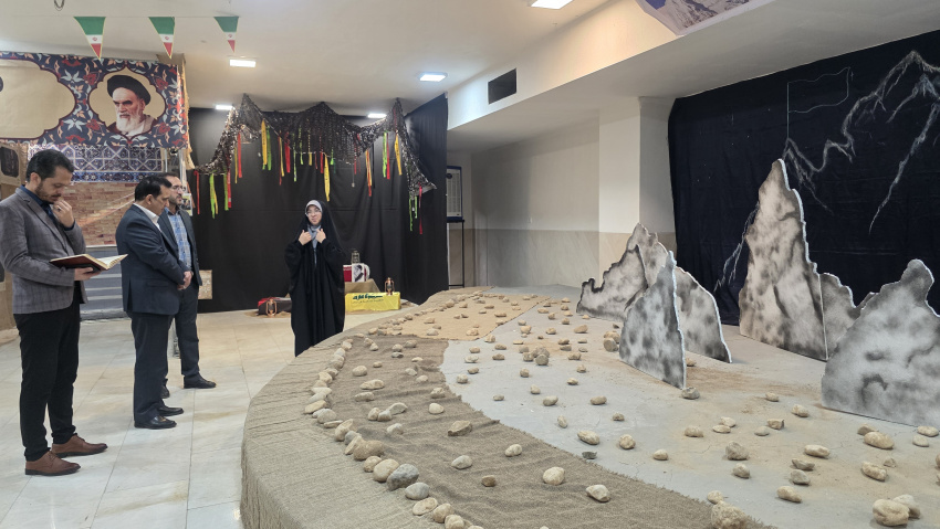 نمایشگاه مدرسه انقلاب بمناسبت آغاز دهه فجر